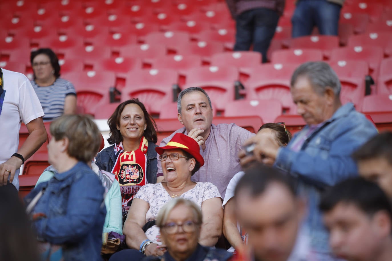 ¿Estuviste este domingo en el partido de la selección española en El Molinón? ¡Búscate en la galería! 