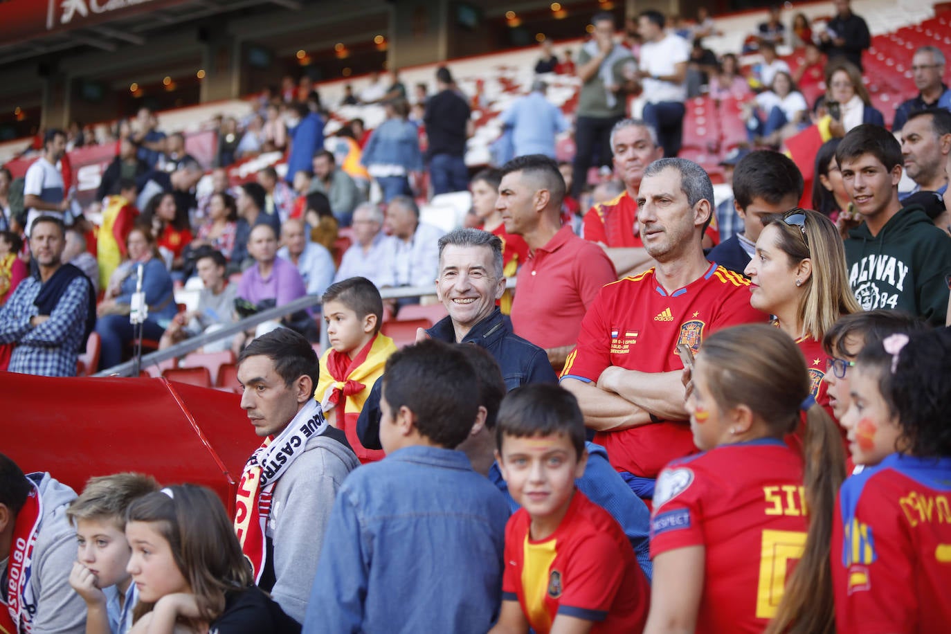 ¿Estuviste este domingo en el partido de la selección española en El Molinón? ¡Búscate en la galería! 