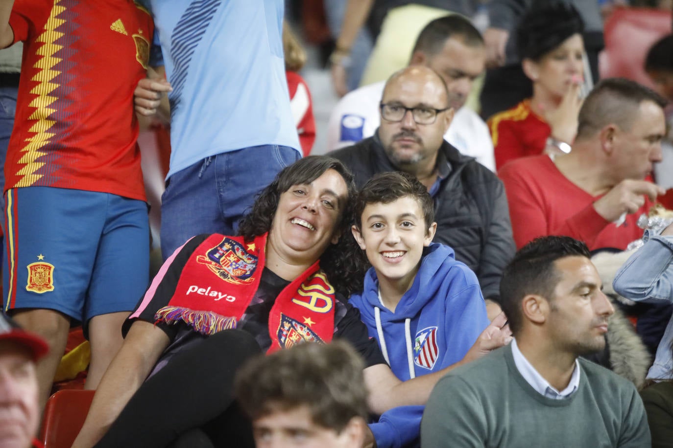 ¿Estuviste este domingo en el partido de la selección española en El Molinón? ¡Búscate en la galería! 