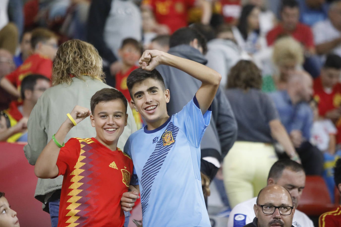 ¿Estuviste este domingo en el partido de la selección española en El Molinón? ¡Búscate en la galería! 