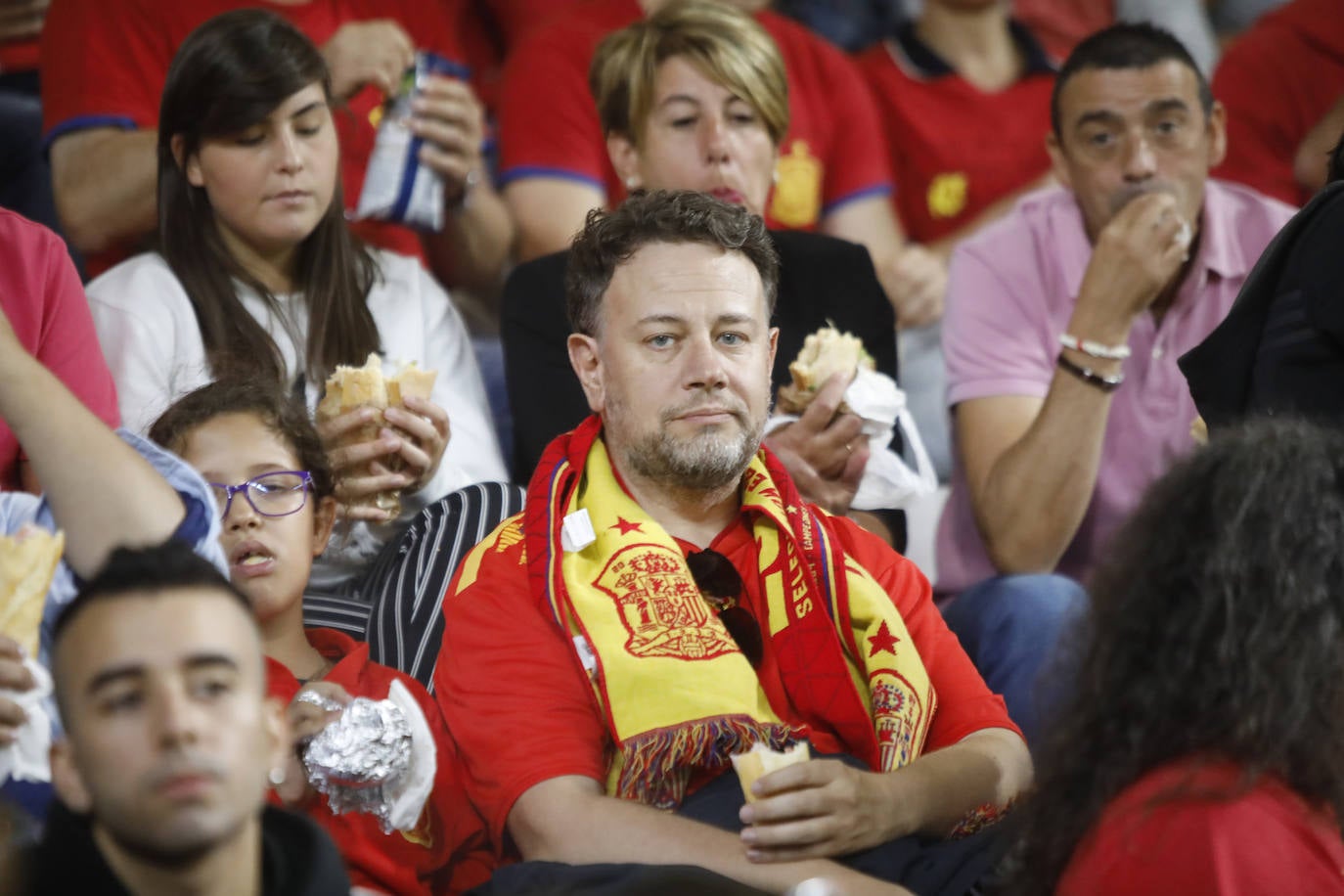 ¿Estuviste este domingo en el partido de la selección española en El Molinón? ¡Búscate en la galería! 