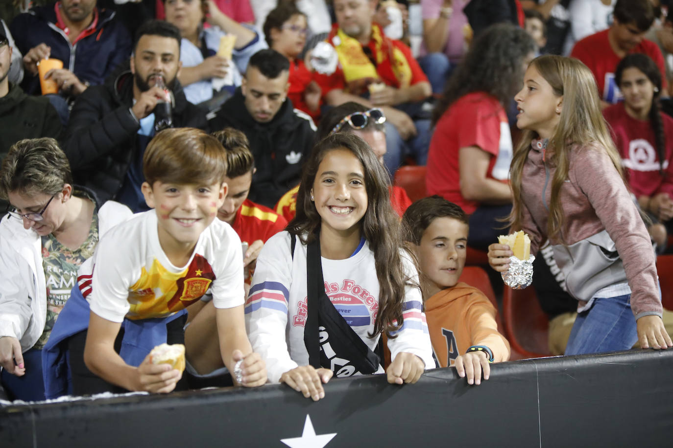 ¿Estuviste este domingo en el partido de la selección española en El Molinón? ¡Búscate en la galería! 