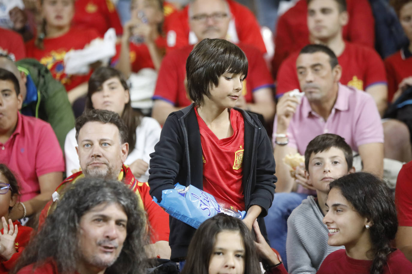 ¿Estuviste este domingo en el partido de la selección española en El Molinón? ¡Búscate en la galería! 