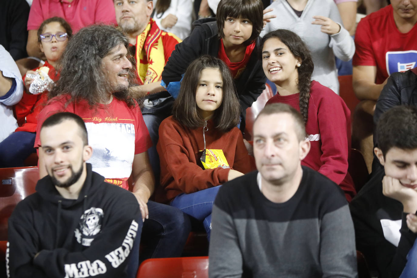 ¿Estuviste este domingo en el partido de la selección española en El Molinón? ¡Búscate en la galería! 