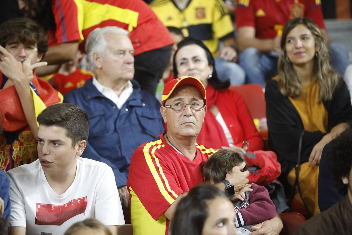 ¿Estuviste este domingo en el partido de la selección española en El Molinón? ¡Búscate en la galería! 