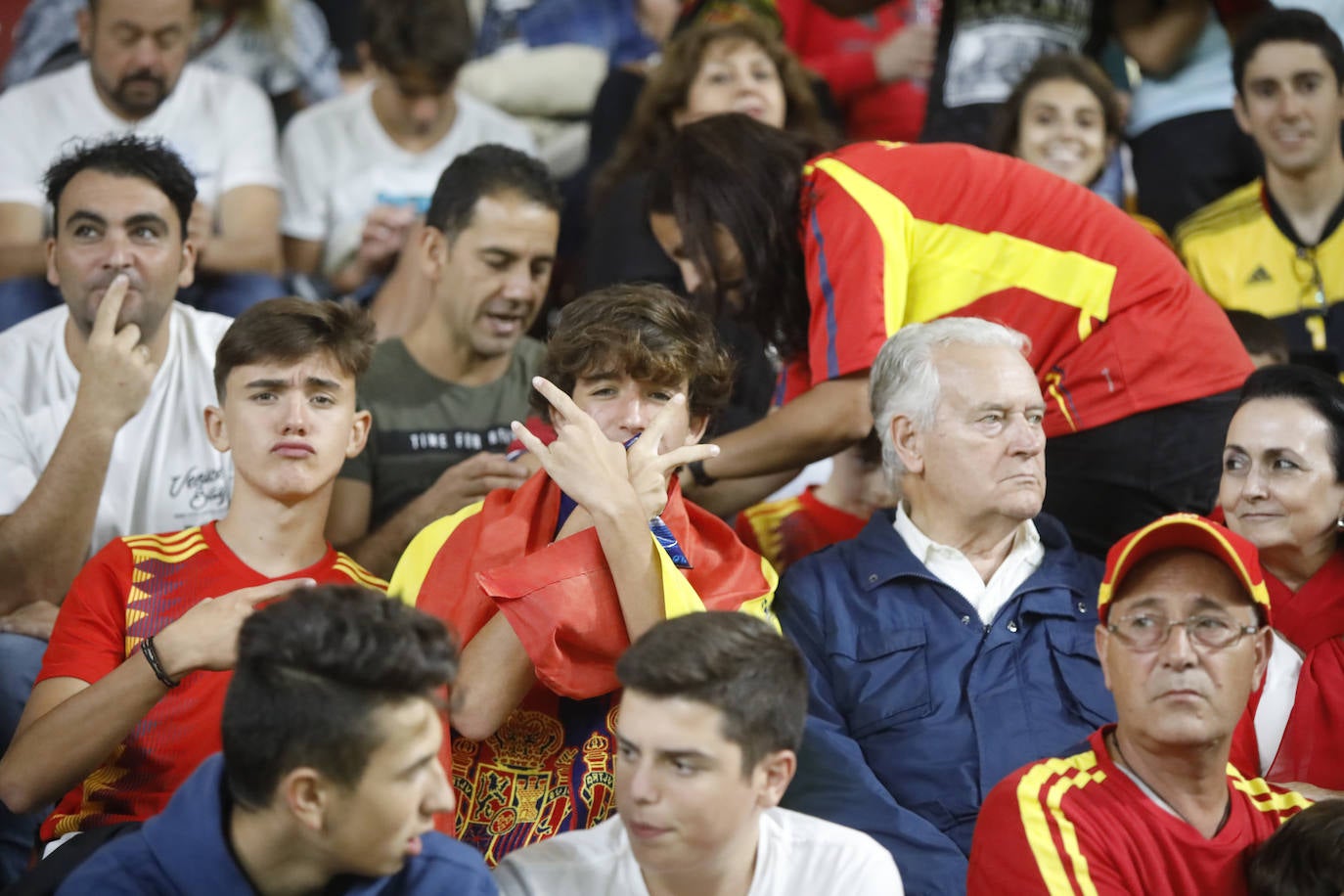 ¿Estuviste este domingo en el partido de la selección española en El Molinón? ¡Búscate en la galería! 
