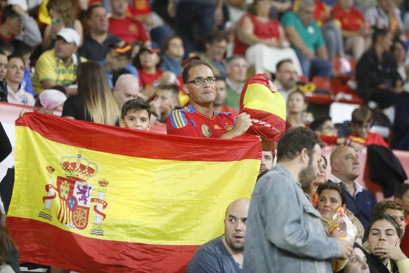 ¿Estuviste este domingo en el partido de la selección española en El Molinón? ¡Búscate en la galería! 