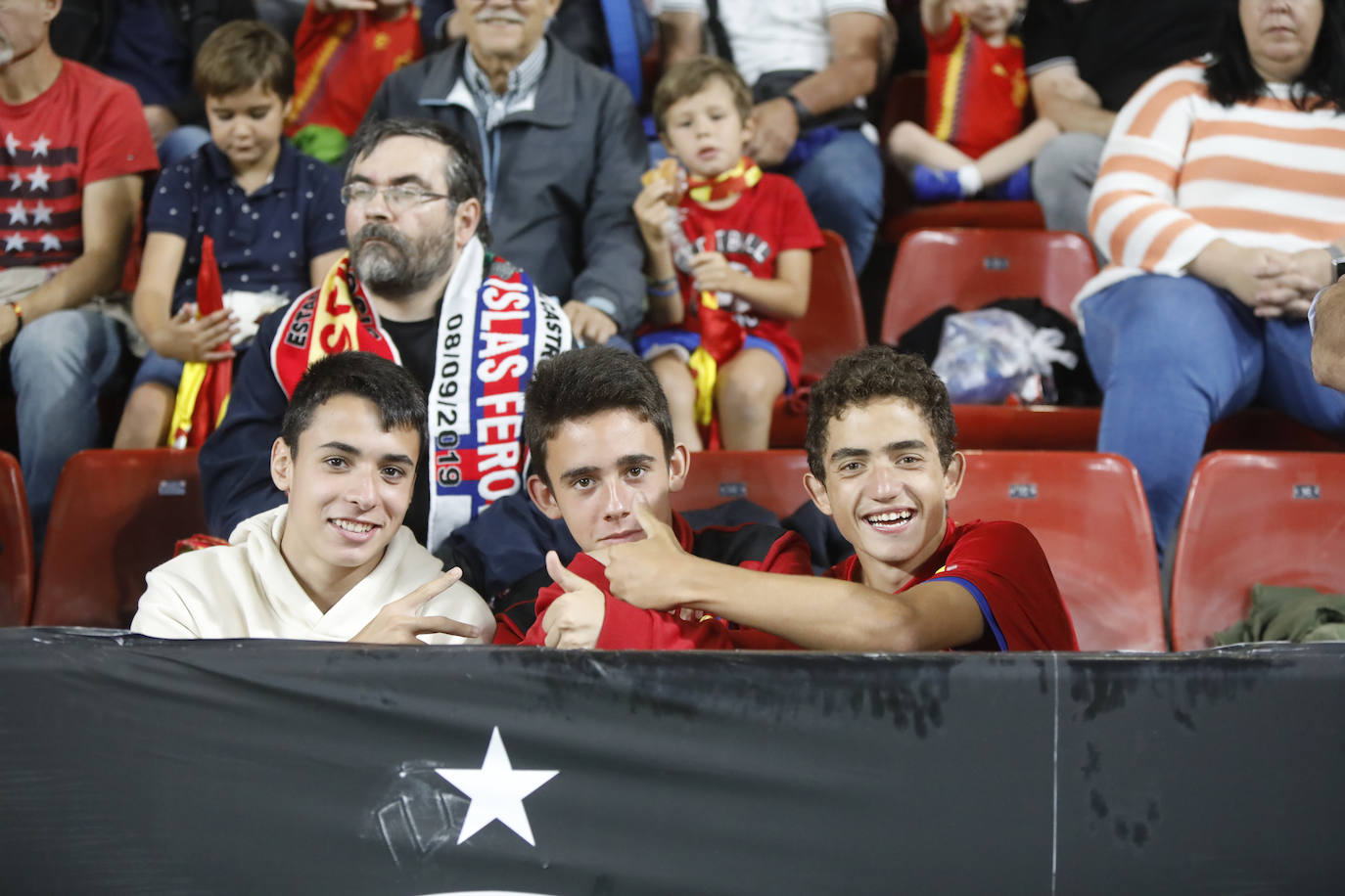 ¿Estuviste este domingo en el partido de la selección española en El Molinón? ¡Búscate en la galería! 