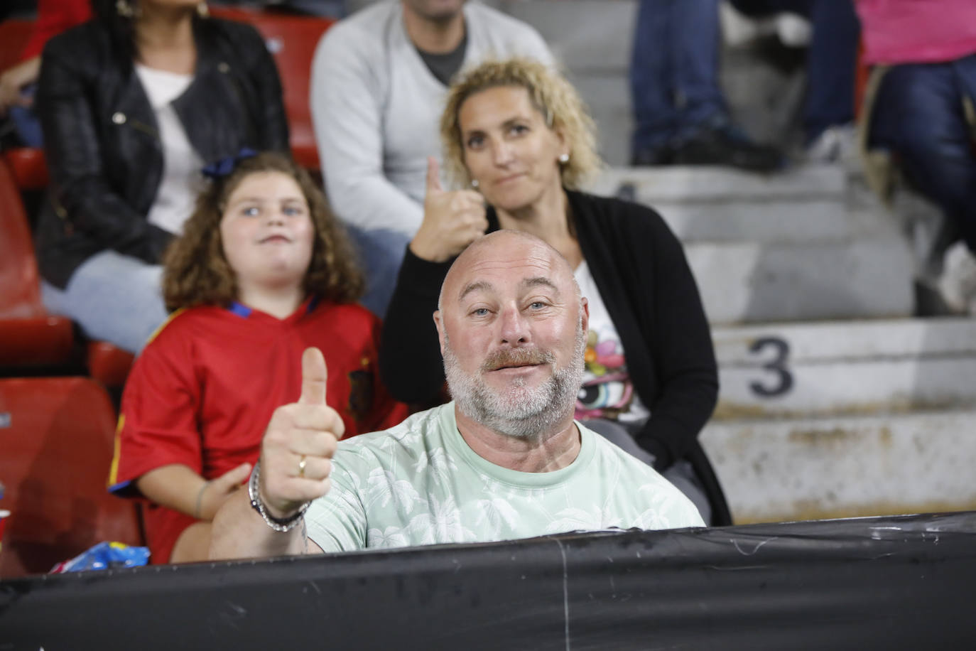 ¿Estuviste este domingo en el partido de la selección española en El Molinón? ¡Búscate en la galería! 