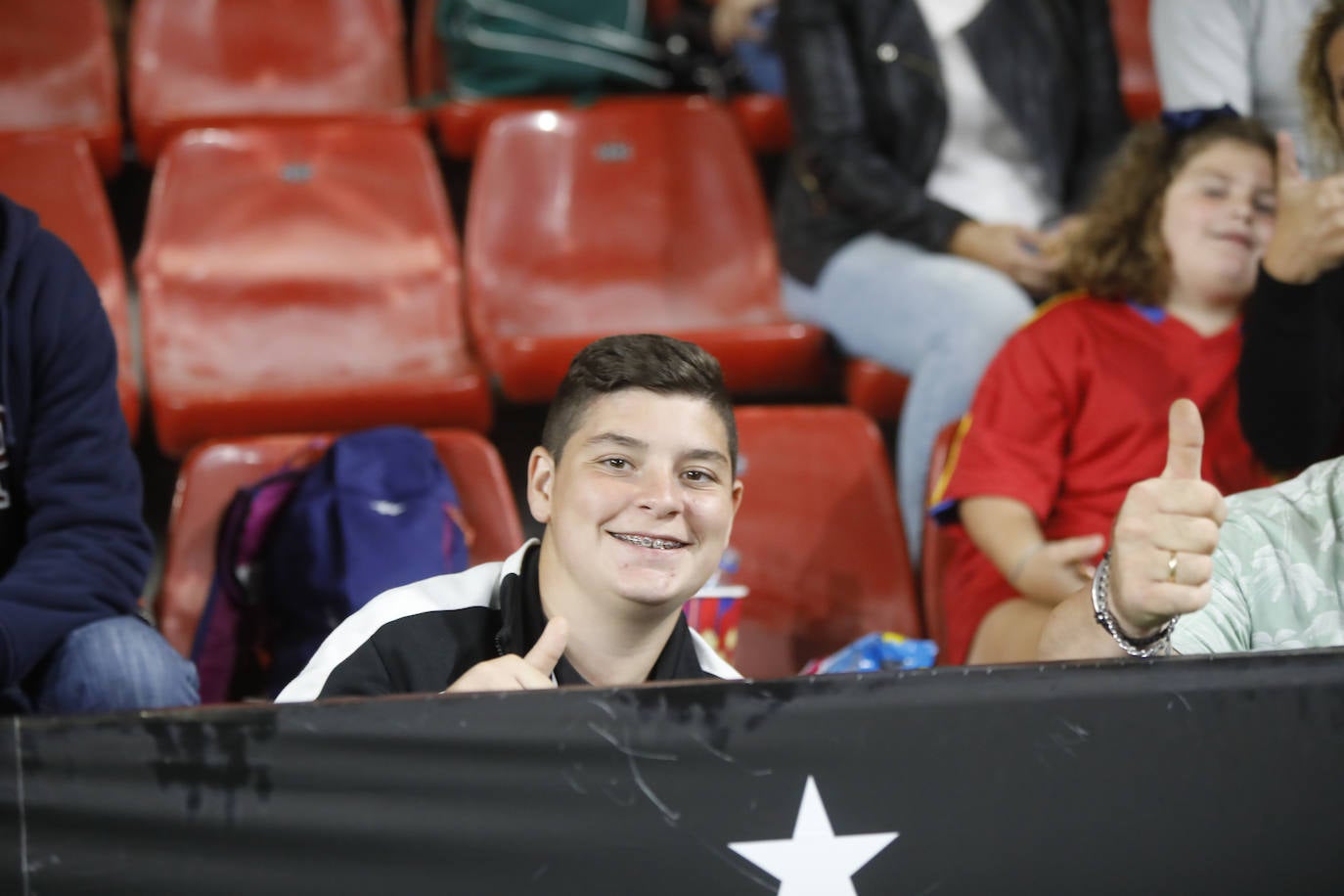 ¿Estuviste este domingo en el partido de la selección española en El Molinón? ¡Búscate en la galería! 