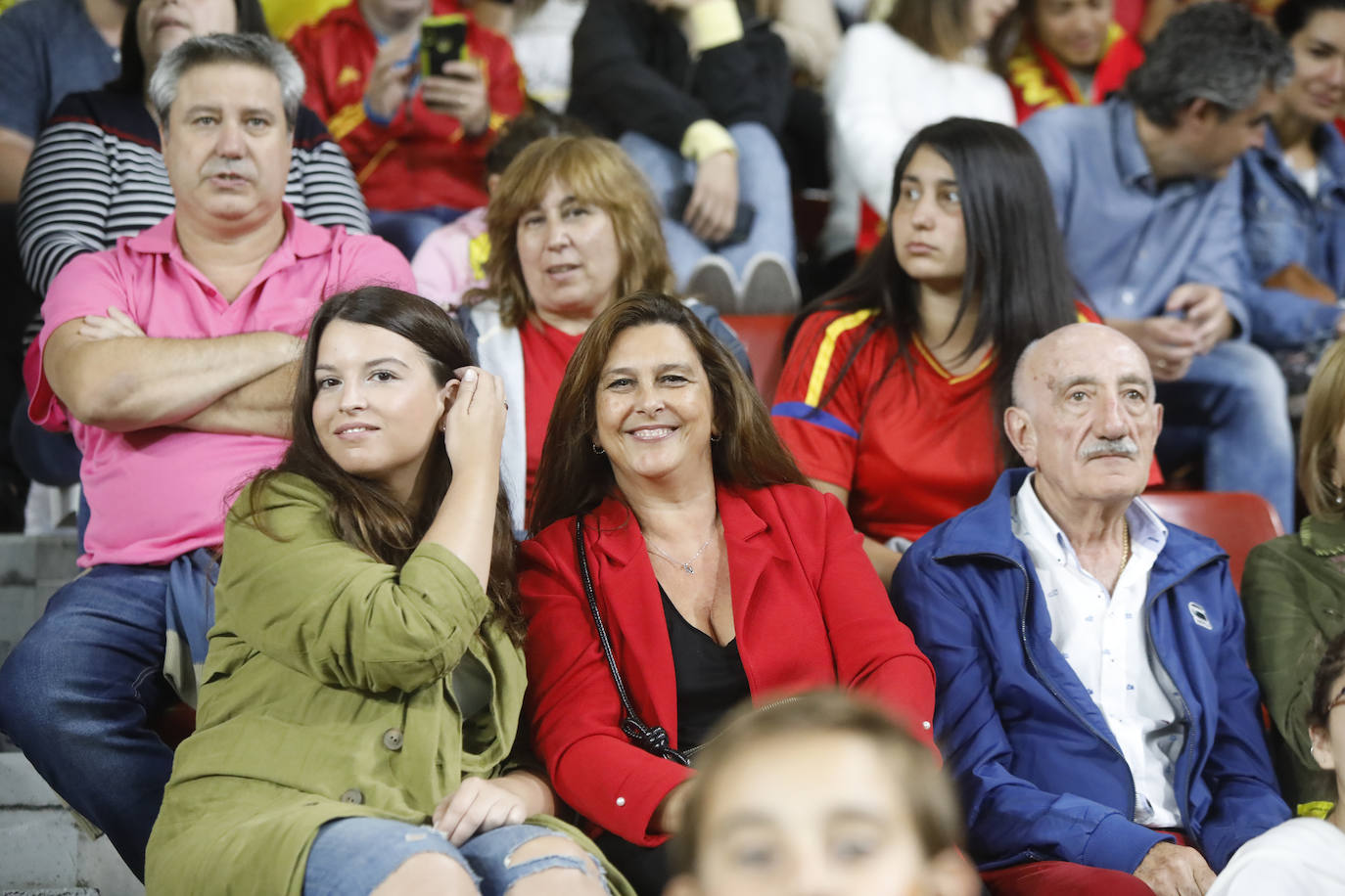 ¿Estuviste este domingo en el partido de la selección española en El Molinón? ¡Búscate en la galería! 