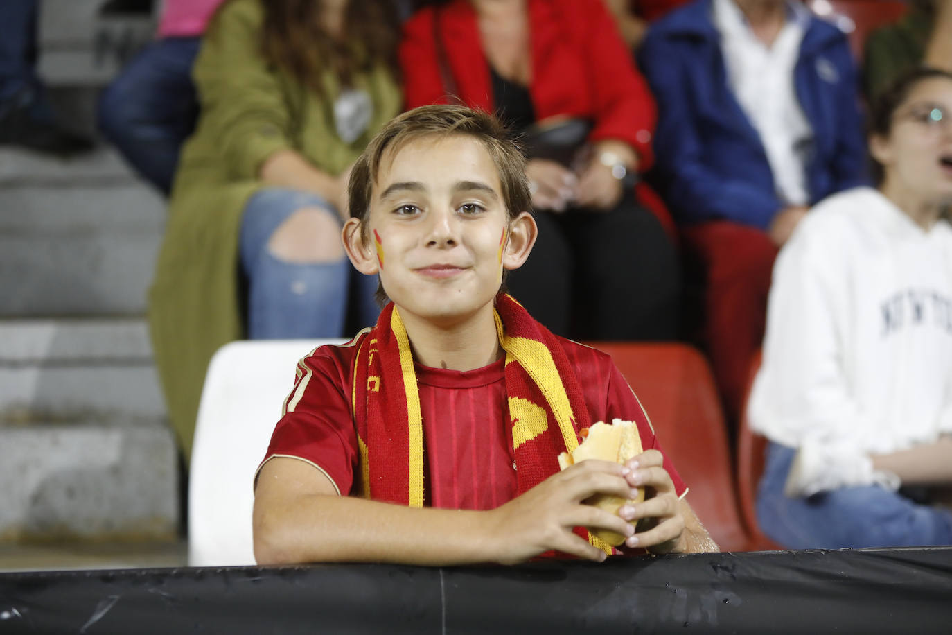 ¿Estuviste este domingo en el partido de la selección española en El Molinón? ¡Búscate en la galería! 