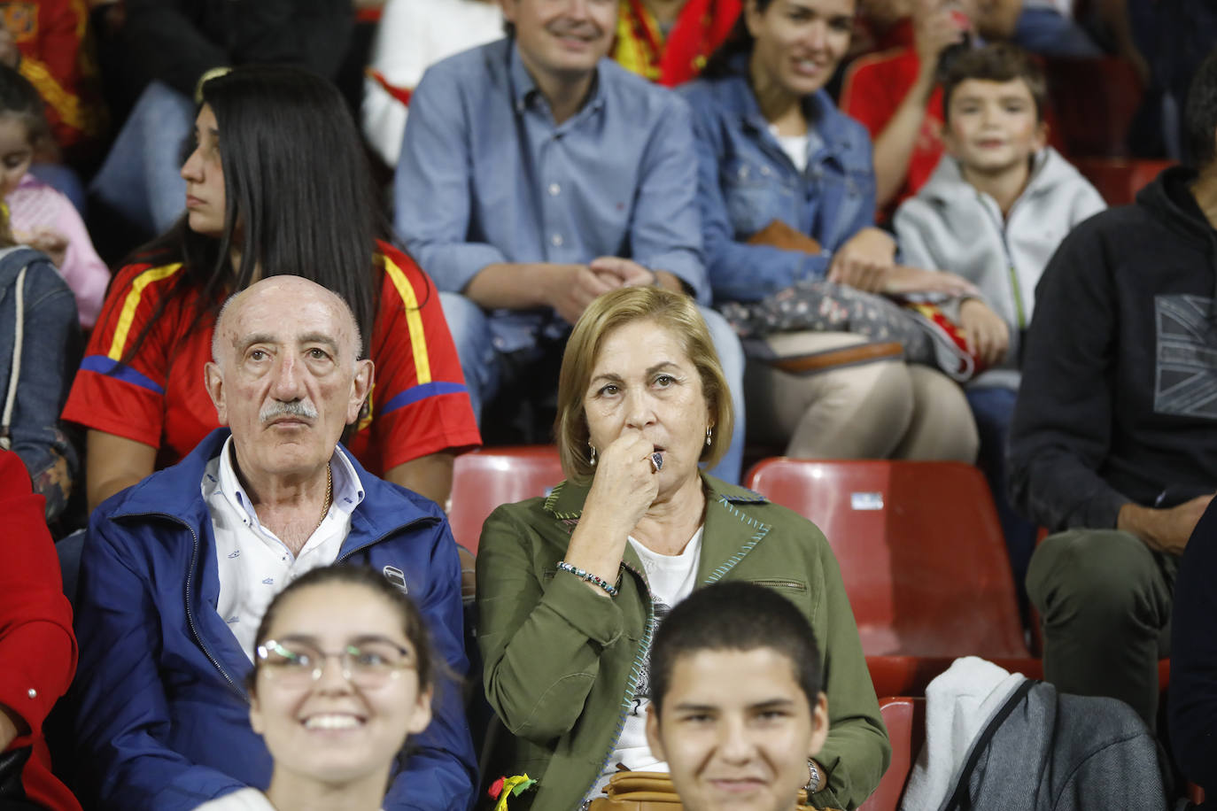 ¿Estuviste este domingo en el partido de la selección española en El Molinón? ¡Búscate en la galería! 