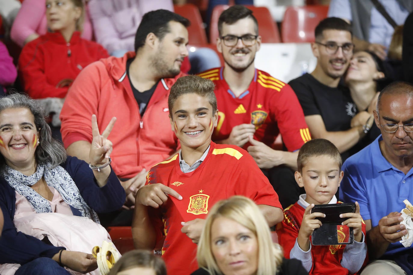 ¿Estuviste este domingo en el partido de la selección española en El Molinón? ¡Búscate en la galería! 