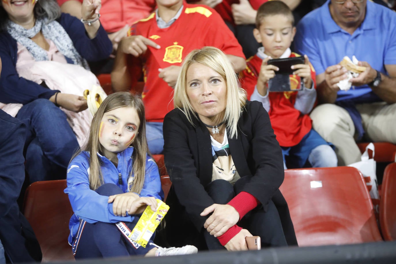 ¿Estuviste este domingo en el partido de la selección española en El Molinón? ¡Búscate en la galería! 