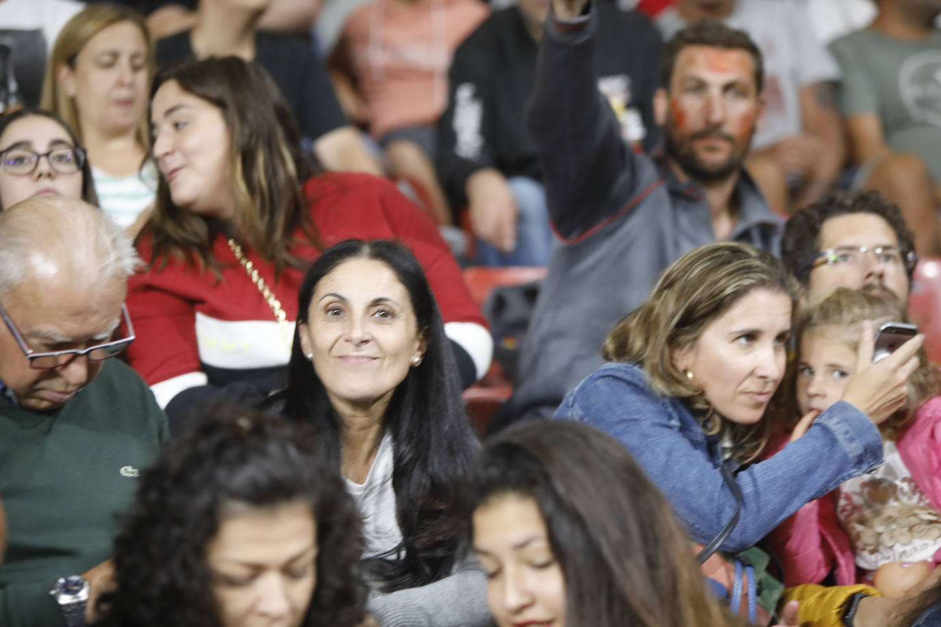 ¿Estuviste este domingo en el partido de la selección española en El Molinón? ¡Búscate en la galería! 