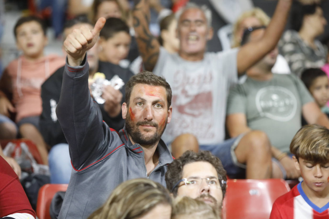 ¿Estuviste este domingo en el partido de la selección española en El Molinón? ¡Búscate en la galería! 