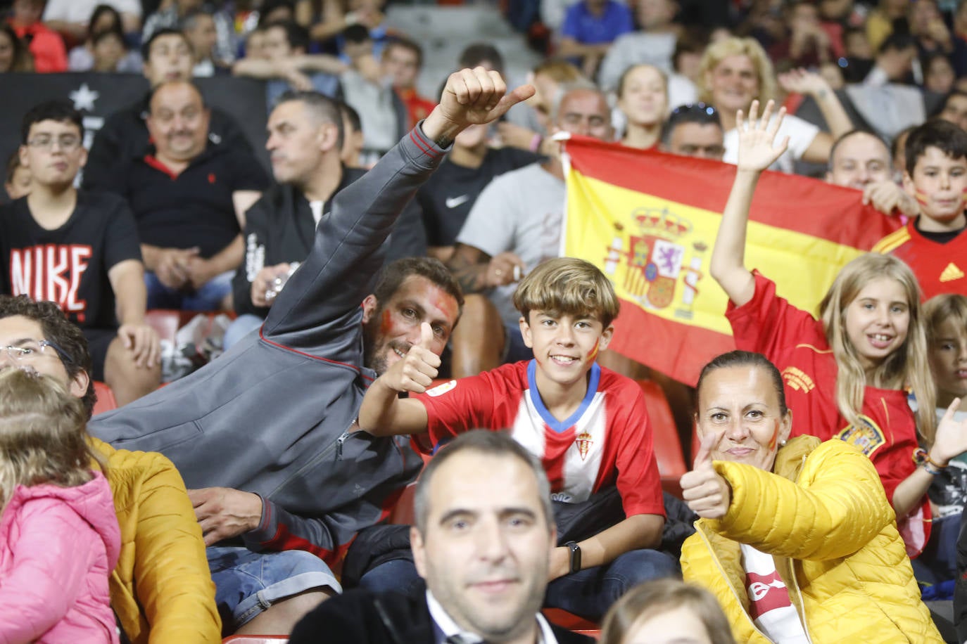 ¿Estuviste este domingo en el partido de la selección española en El Molinón? ¡Búscate en la galería! 