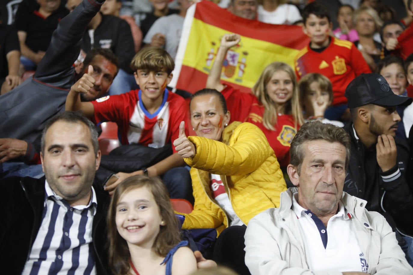 ¿Estuviste este domingo en el partido de la selección española en El Molinón? ¡Búscate en la galería! 