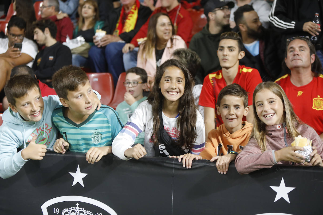 ¿Estuviste este domingo en el partido de la selección española en El Molinón? ¡Búscate en la galería! 