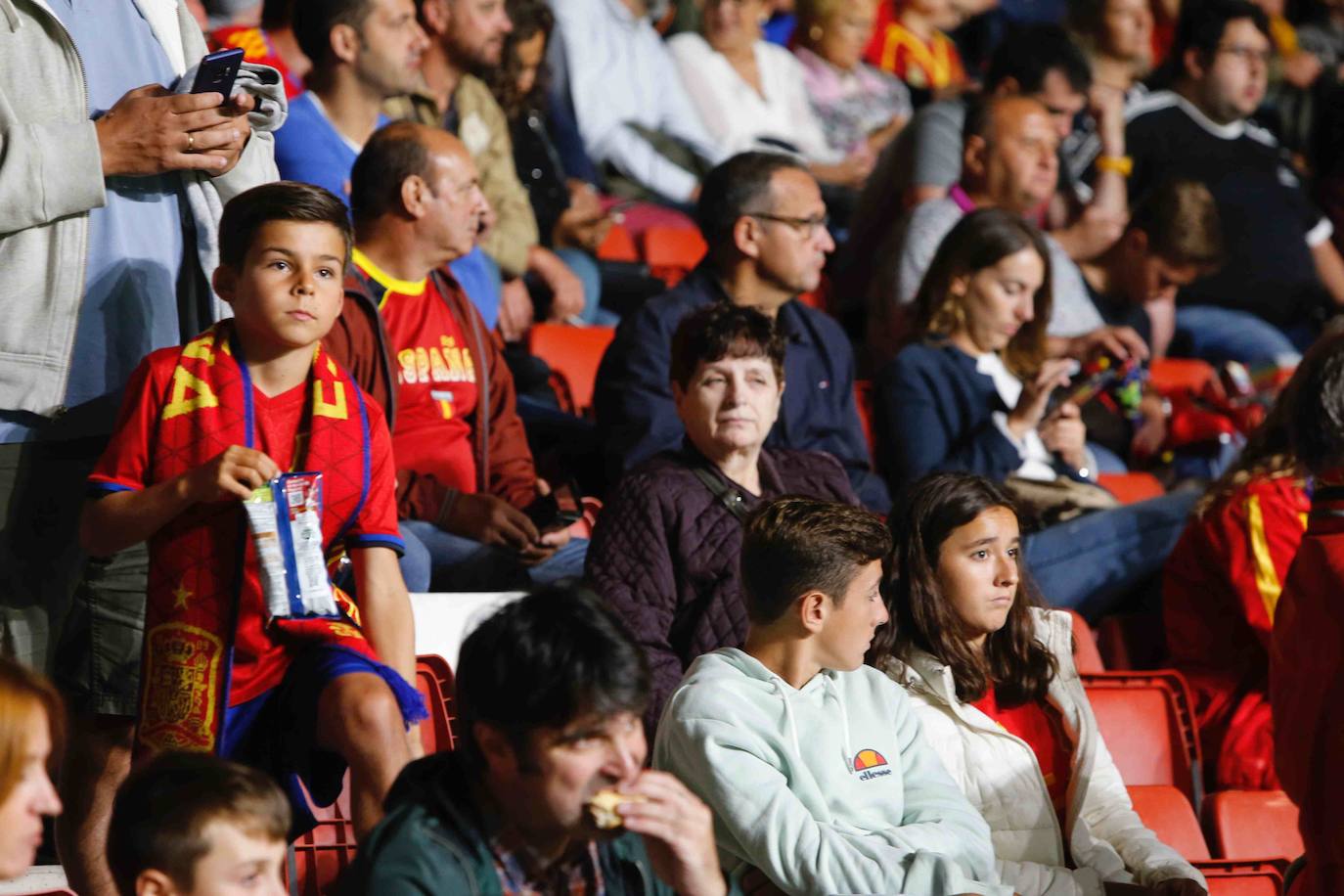 ¿Estuviste este domingo en el partido España-Islas Feroe en El Molinón? 