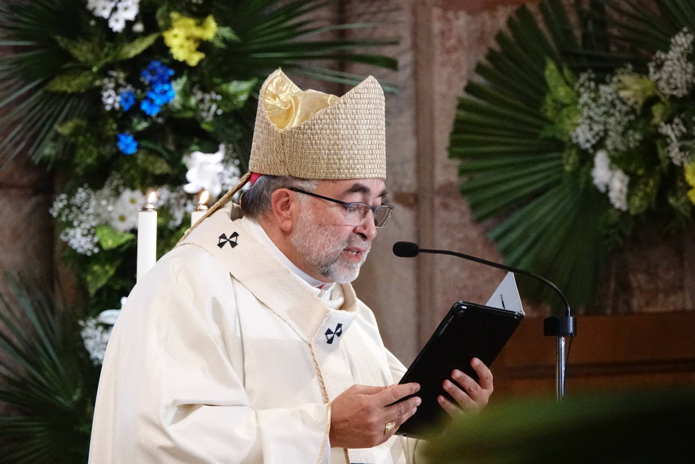El arzobispo de Oviedo, Jesús Sanz Montes, ha oficiado la Eucaristía en la Basílica de Covadonga con motivo del Día de Asturias, a la que ha asistido el presidente del Principado, Adrián Barbón, el de la Junta General, Marcelino Marcos, y la delegada del Gobierno, Delia Losa, entre otros.