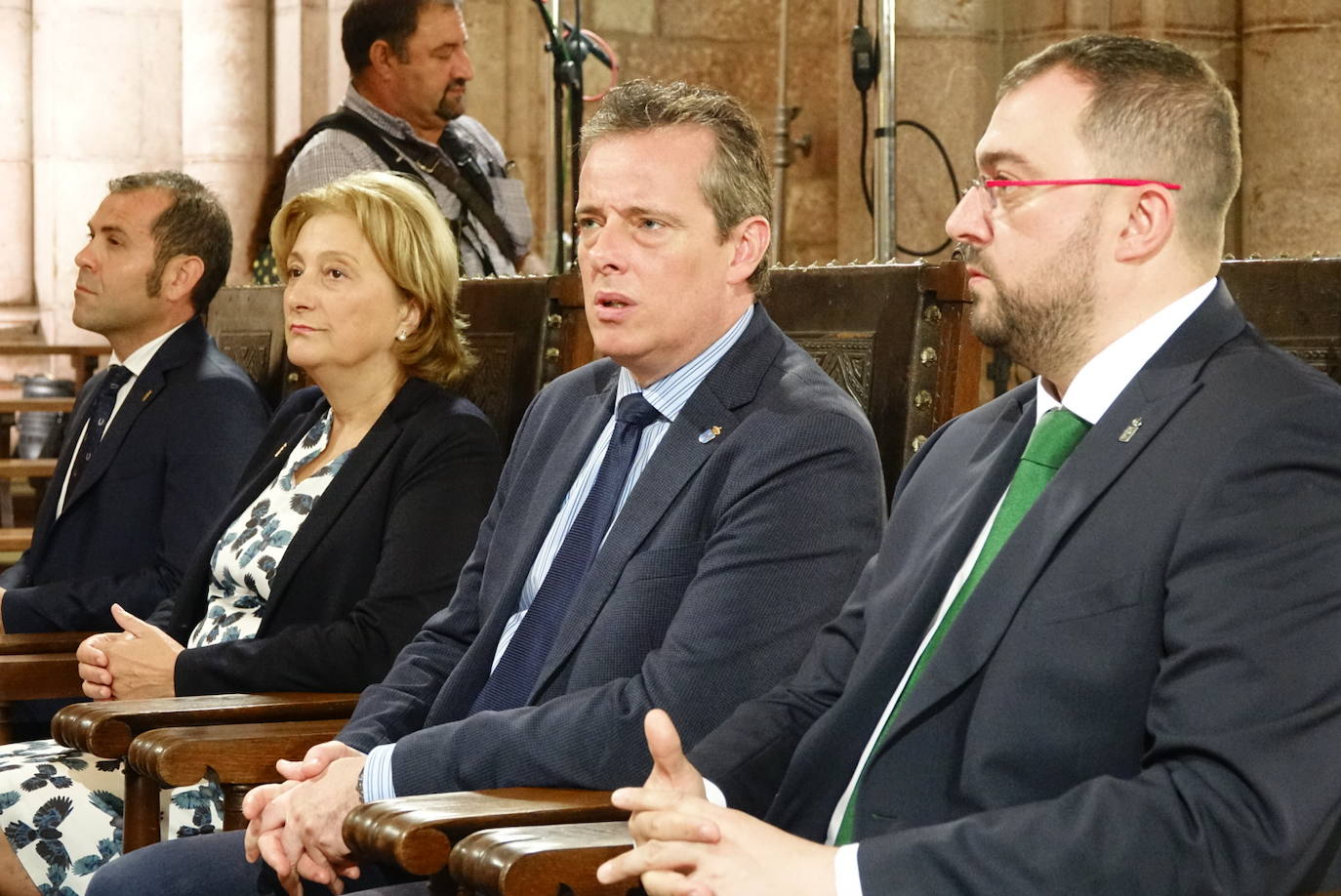 El arzobispo de Oviedo, Jesús Sanz Montes, ha oficiado la Eucaristía en la Basílica de Covadonga con motivo del Día de Asturias, a la que ha asistido el presidente del Principado, Adrián Barbón, el de la Junta General, Marcelino Marcos, y la delegada del Gobierno, Delia Losa, entre otros.