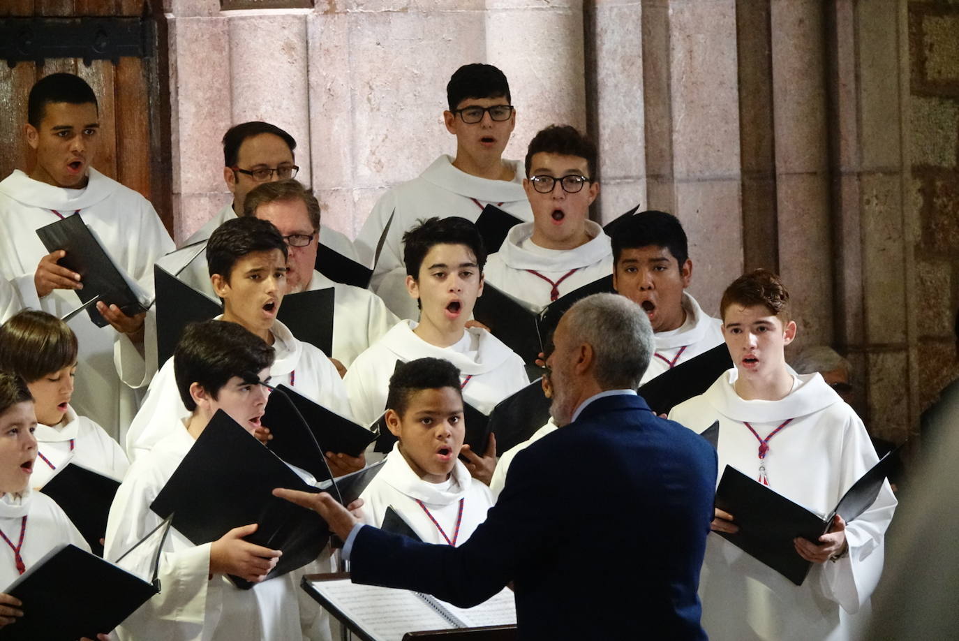 El arzobispo de Oviedo, Jesús Sanz Montes, ha oficiado la Eucaristía en la Basílica de Covadonga con motivo del Día de Asturias, a la que ha asistido el presidente del Principado, Adrián Barbón, el de la Junta General, Marcelino Marcos, y la delegada del Gobierno, Delia Losa, entre otros.