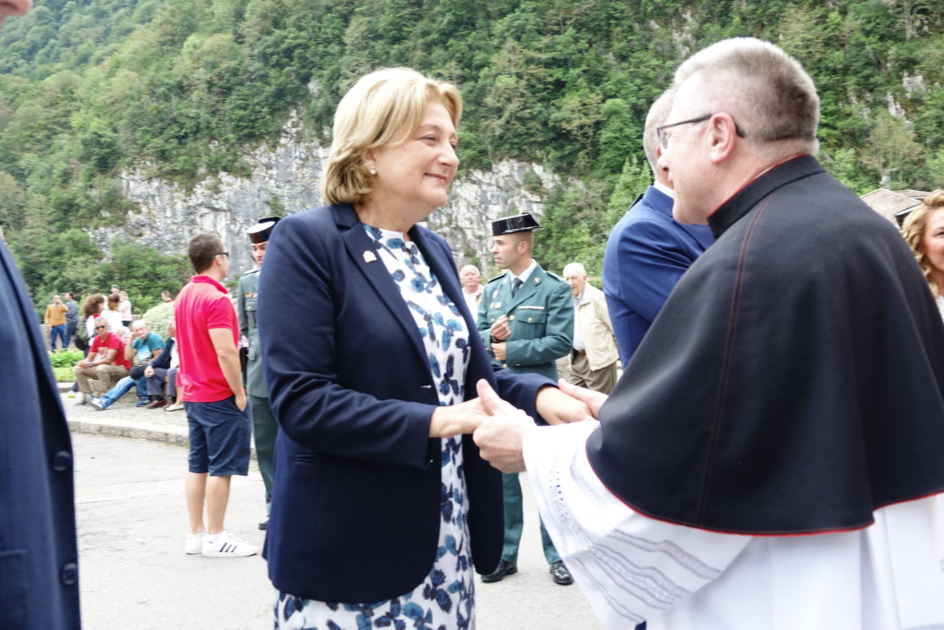 El arzobispo de Oviedo, Jesús Sanz Montes, ha oficiado la Eucaristía en la Basílica de Covadonga con motivo del Día de Asturias, a la que ha asistido el presidente del Principado, Adrián Barbón, el de la Junta General, Marcelino Marcos, y la delegada del Gobierno, Delia Losa, entre otros.