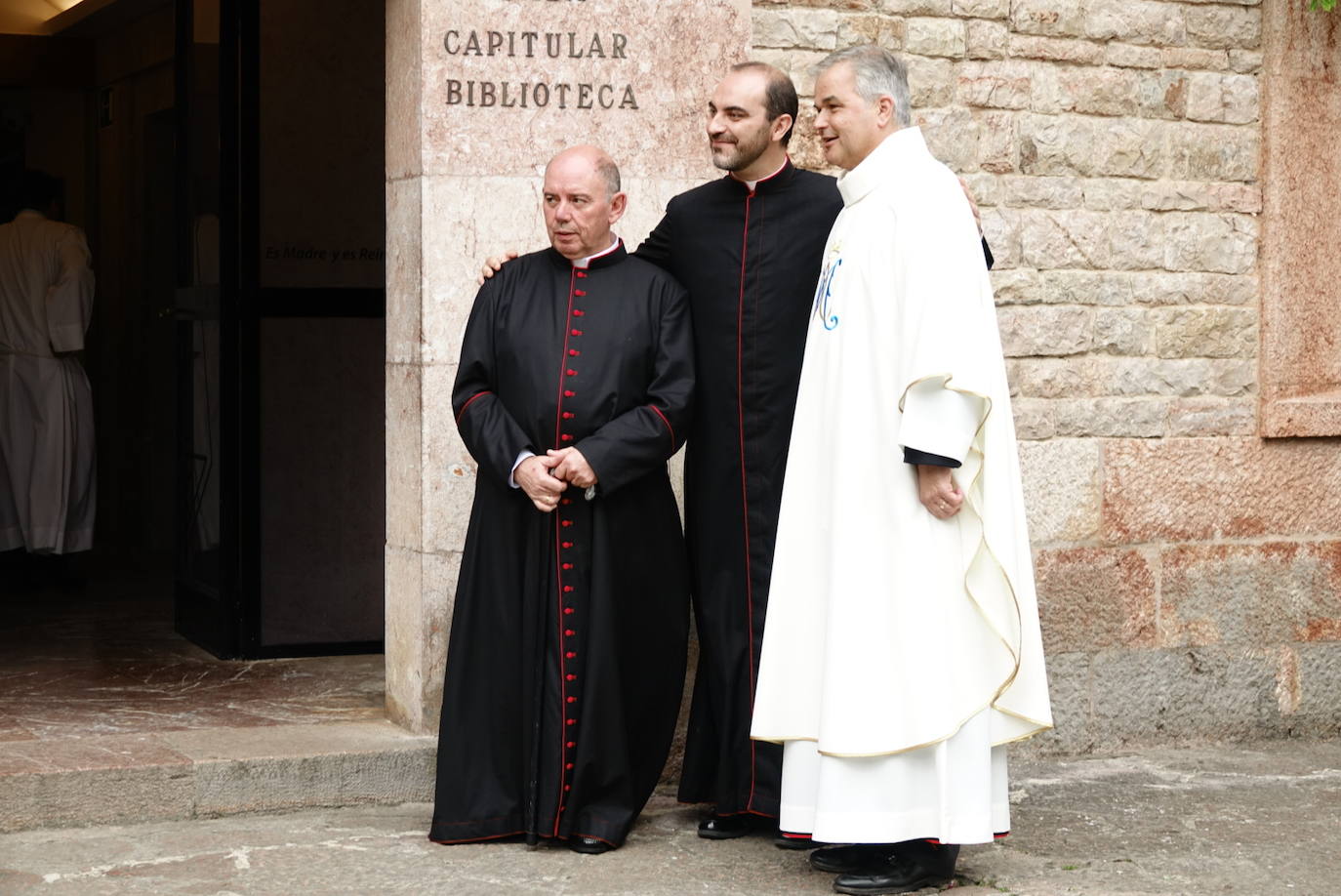 El arzobispo de Oviedo, Jesús Sanz Montes, ha oficiado la Eucaristía en la Basílica de Covadonga con motivo del Día de Asturias, a la que ha asistido el presidente del Principado, Adrián Barbón, el de la Junta General, Marcelino Marcos, y la delegada del Gobierno, Delia Losa, entre otros.