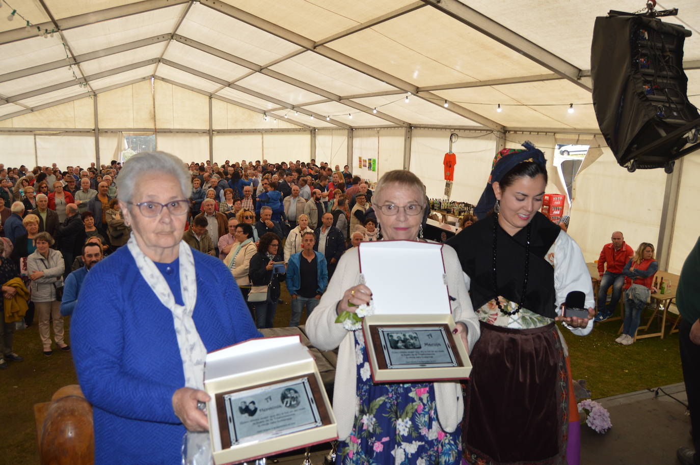 La fiesta de la trashumancia llena el alto de la Casa del Puerto, en Tineo, para recordar el pasado vaqueiro del concejo. Fue Danessa García, la Reina del festejo, quien encabezó la comitiva que partiió desde la braña de Las Tabiernas, seguida de los bueyes y los enseres que acompañaban a los trashumantes en su bajada del monte tras el estío. 