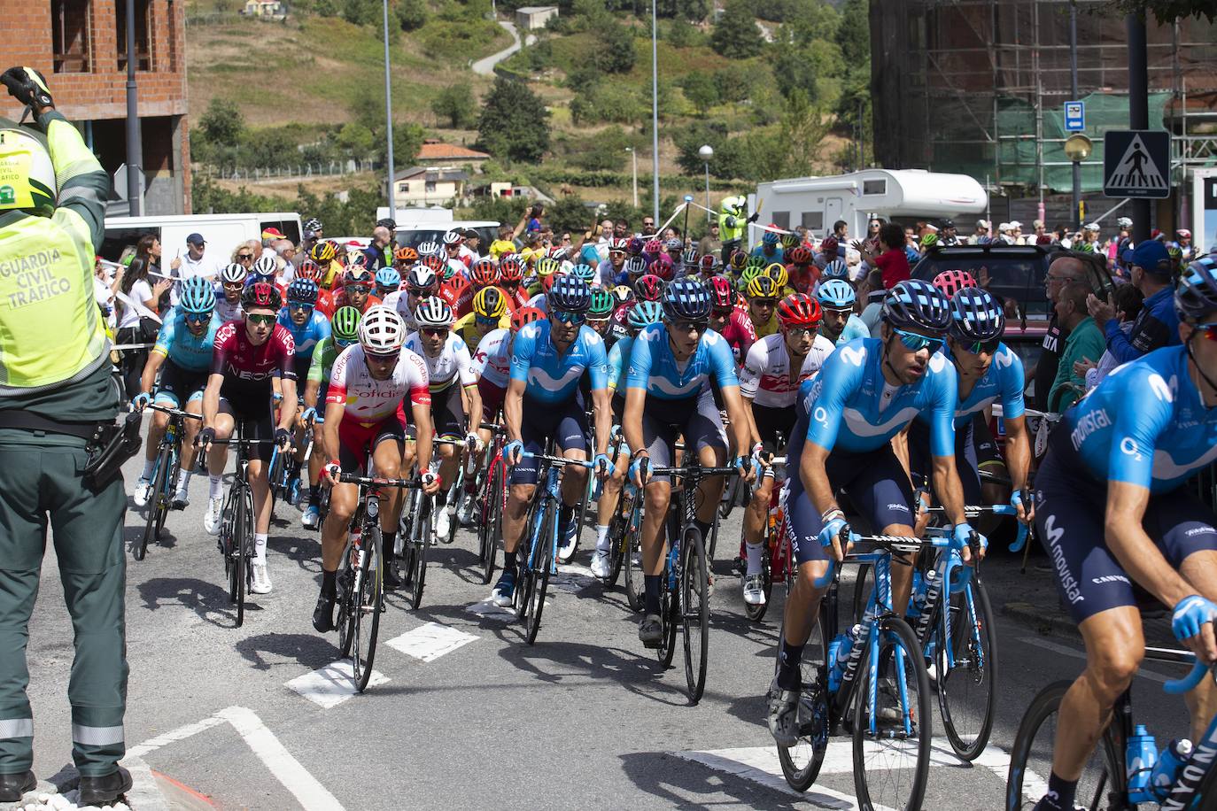 Cientos de aficionados disfrutaron de la llegada de la Vuelta Ciclista a Cangas del Narcea. En el Acebo, cientos de banderas de Asturias dieron colorido azul y amarillo a los últimos metros del recorrido.