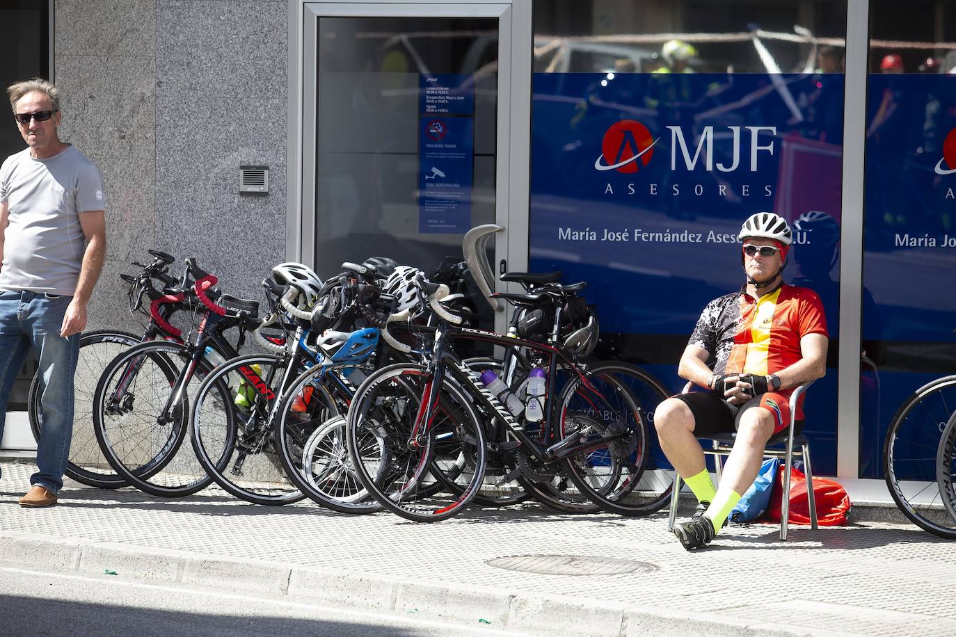 Cientos de aficionados disfrutaron de la llegada de la Vuelta Ciclista a Cangas del Narcea. En el Acebo, cientos de banderas de Asturias dieron colorido azul y amarillo a los últimos metros del recorrido.
