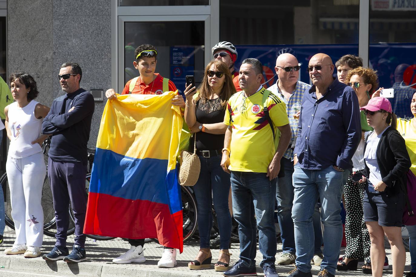 Cientos de aficionados disfrutaron de la llegada de la Vuelta Ciclista a Cangas del Narcea. En el Acebo, cientos de banderas de Asturias dieron colorido azul y amarillo a los últimos metros del recorrido.