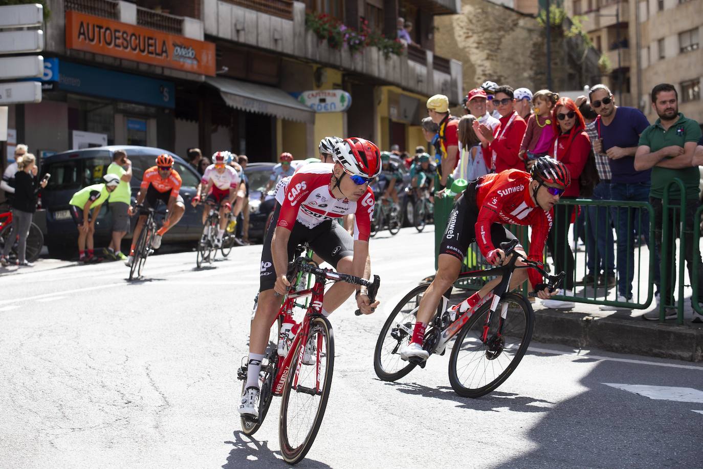 Cientos de aficionados disfrutaron de la llegada de la Vuelta Ciclista a Cangas del Narcea. En el Acebo, cientos de banderas de Asturias dieron colorido azul y amarillo a los últimos metros del recorrido.