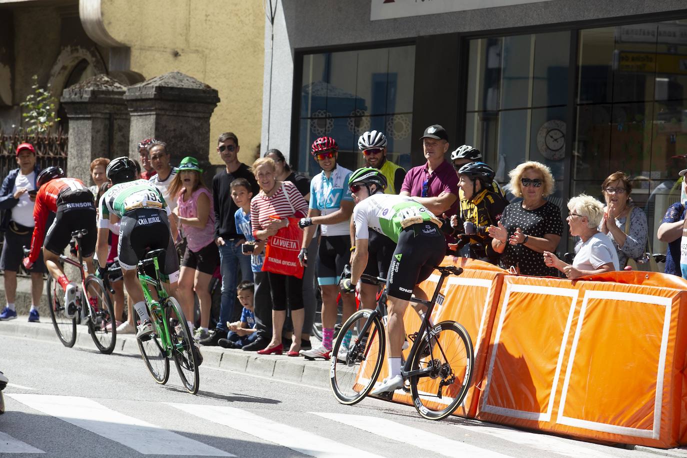 Cientos de aficionados disfrutaron de la llegada de la Vuelta Ciclista a Cangas del Narcea. En el Acebo, cientos de banderas de Asturias dieron colorido azul y amarillo a los últimos metros del recorrido.