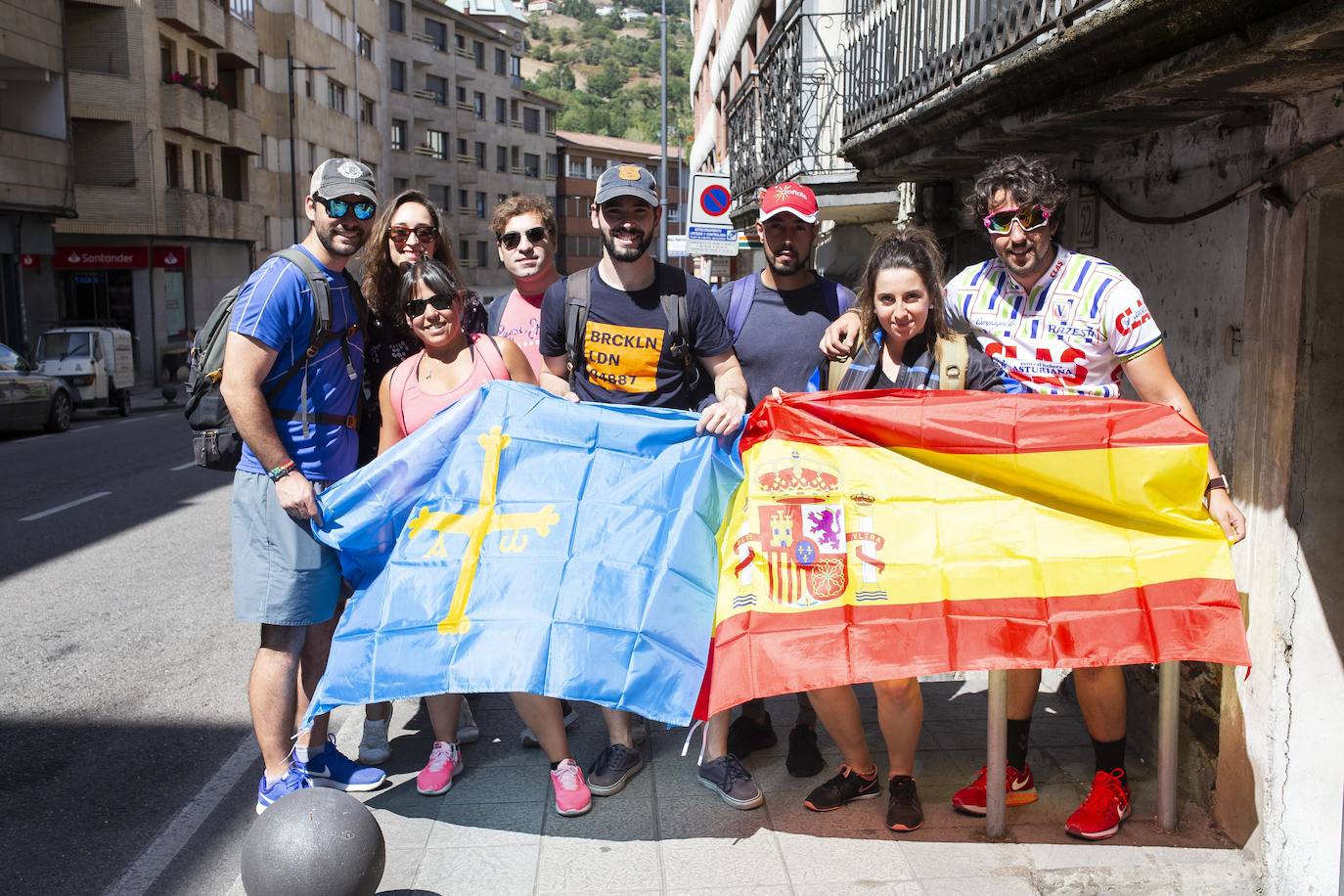 Cientos de aficionados disfrutaron de la llegada de la Vuelta Ciclista a Cangas del Narcea. En el Acebo, cientos de banderas de Asturias dieron colorido azul y amarillo a los últimos metros del recorrido.