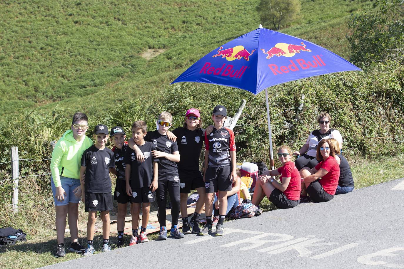 Cientos de aficionados disfrutaron de la llegada de la Vuelta Ciclista a Cangas del Narcea. En el Acebo, cientos de banderas de Asturias dieron colorido azul y amarillo a los últimos metros del recorrido.