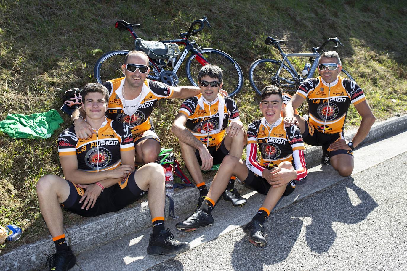 Cientos de aficionados disfrutaron de la llegada de la Vuelta Ciclista a Cangas del Narcea. En el Acebo, cientos de banderas de Asturias dieron colorido azul y amarillo a los últimos metros del recorrido.