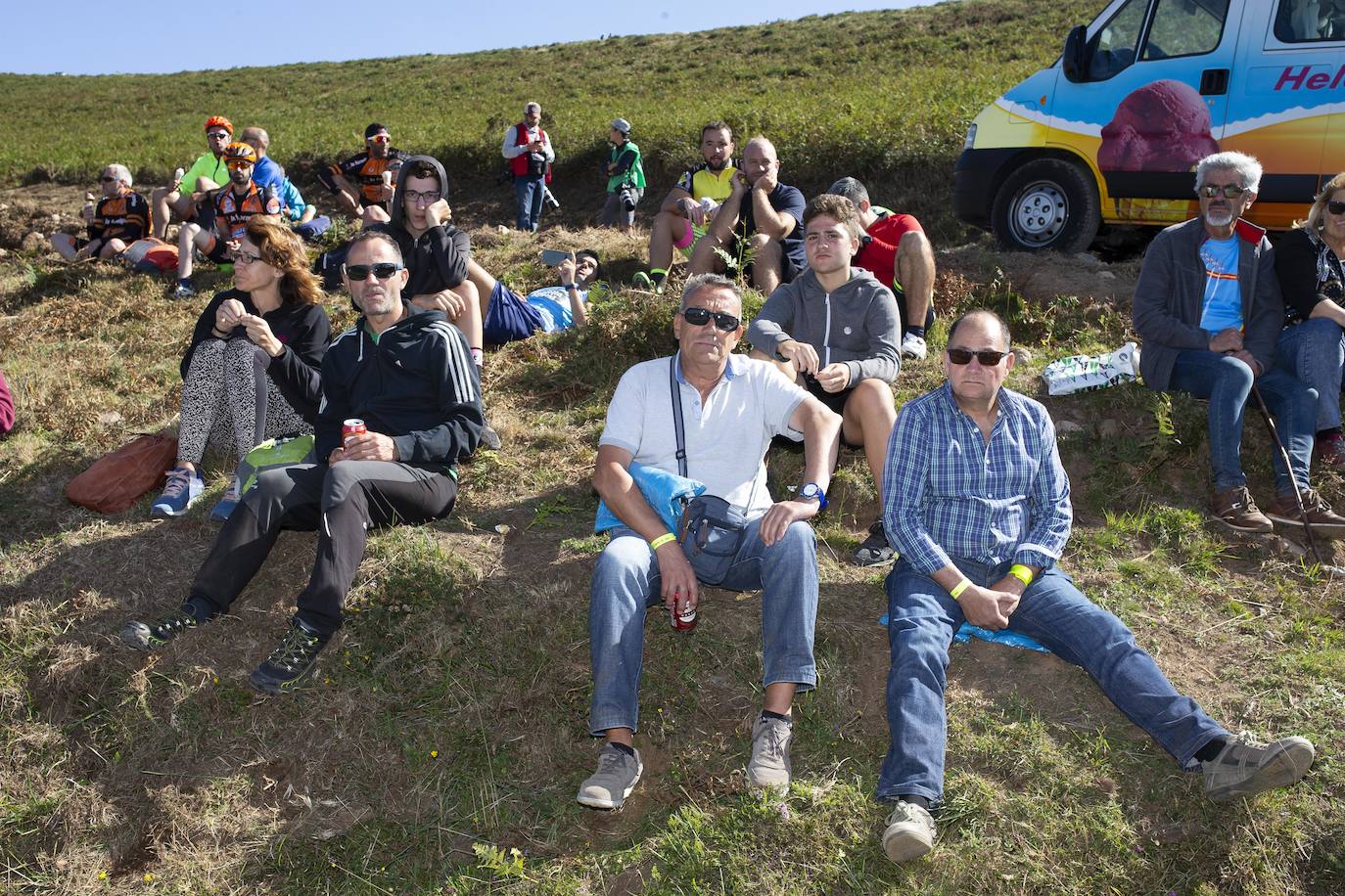 Cientos de aficionados disfrutaron de la llegada de la Vuelta Ciclista a Cangas del Narcea. En el Acebo, cientos de banderas de Asturias dieron colorido azul y amarillo a los últimos metros del recorrido.