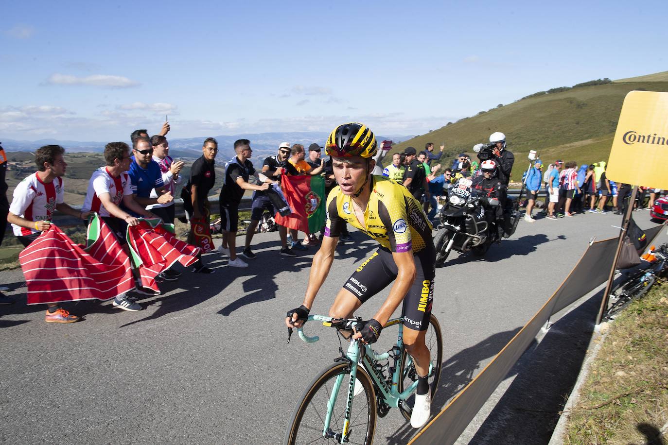 Cientos de aficionados disfrutaron de la llegada de la Vuelta Ciclista a Cangas del Narcea. En el Acebo, cientos de banderas de Asturias dieron colorido azul y amarillo a los últimos metros del recorrido.