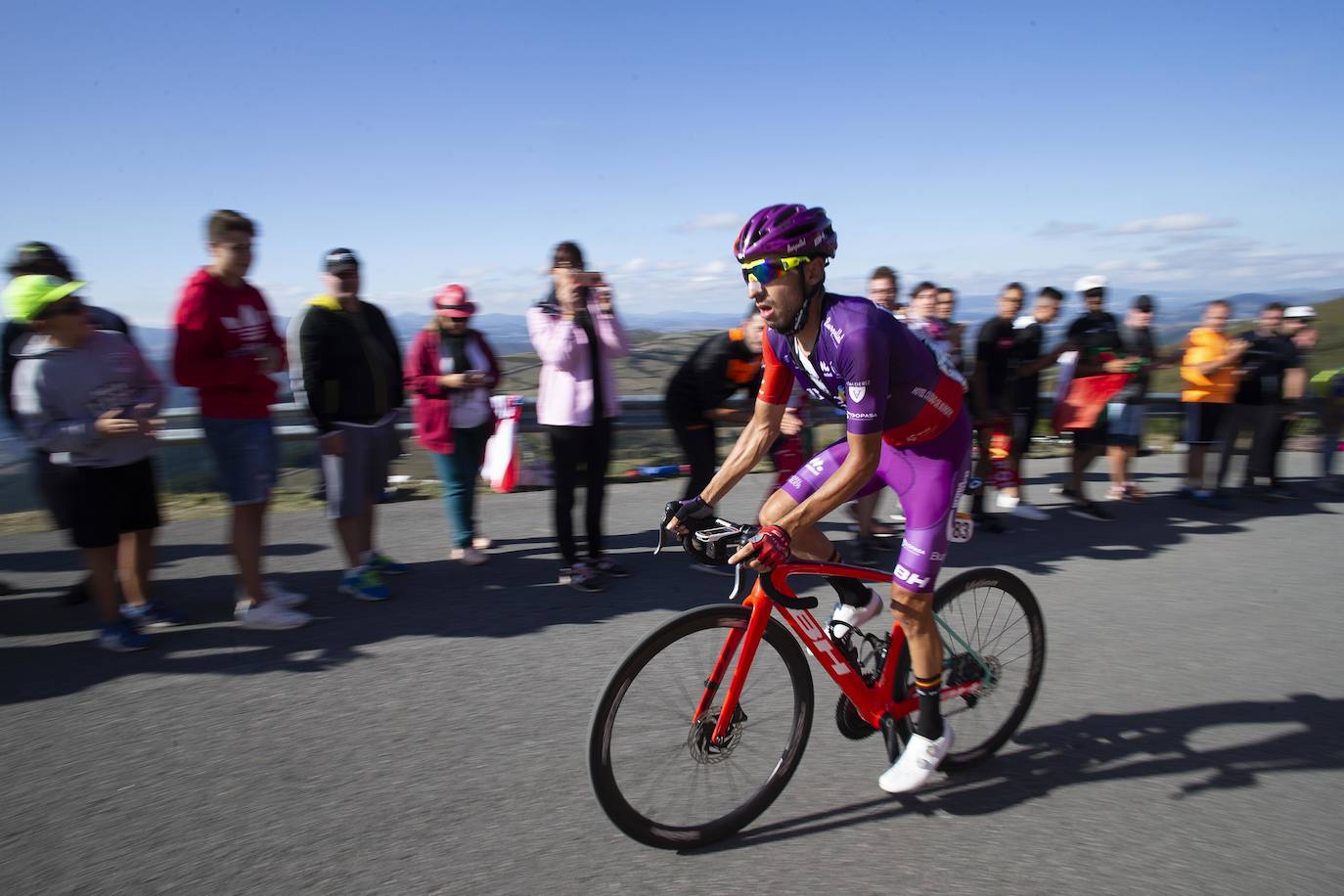 Cientos de aficionados disfrutaron de la llegada de la Vuelta Ciclista a Cangas del Narcea. En el Acebo, cientos de banderas de Asturias dieron colorido azul y amarillo a los últimos metros del recorrido.