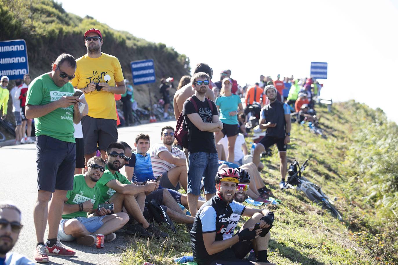 Cientos de aficionados disfrutaron de la llegada de la Vuelta Ciclista a Cangas del Narcea. En el Acebo, cientos de banderas de Asturias dieron colorido azul y amarillo a los últimos metros del recorrido.
