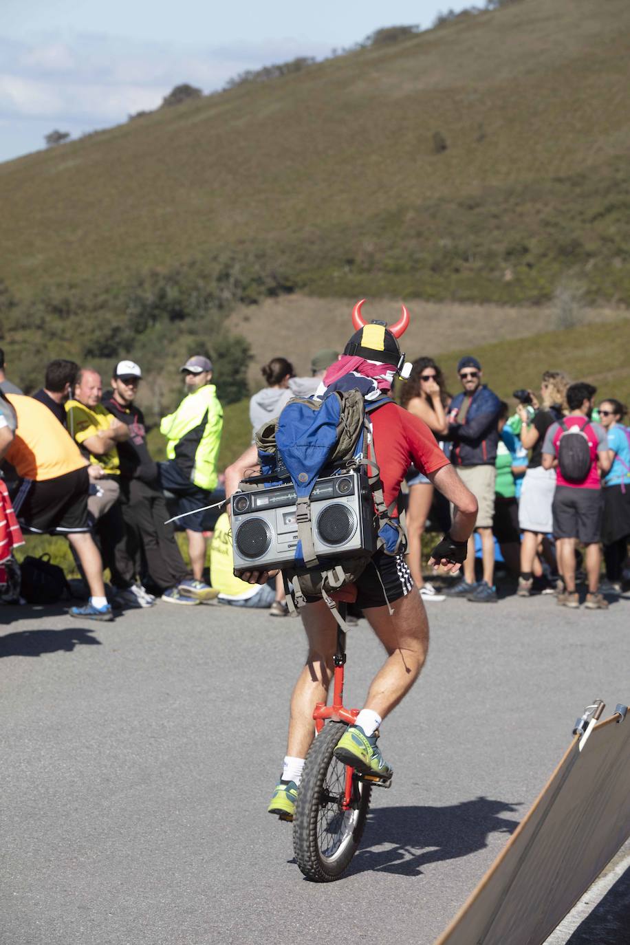 Cientos de aficionados disfrutaron de la llegada de la Vuelta Ciclista a Cangas del Narcea. En el Acebo, cientos de banderas de Asturias dieron colorido azul y amarillo a los últimos metros del recorrido.