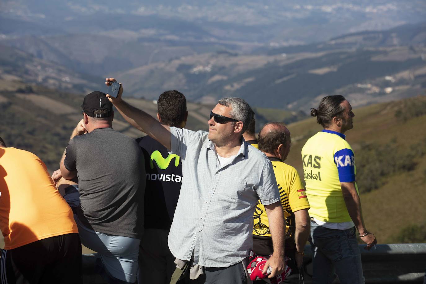 Cientos de aficionados disfrutaron de la llegada de la Vuelta Ciclista a Cangas del Narcea. En el Acebo, cientos de banderas de Asturias dieron colorido azul y amarillo a los últimos metros del recorrido.