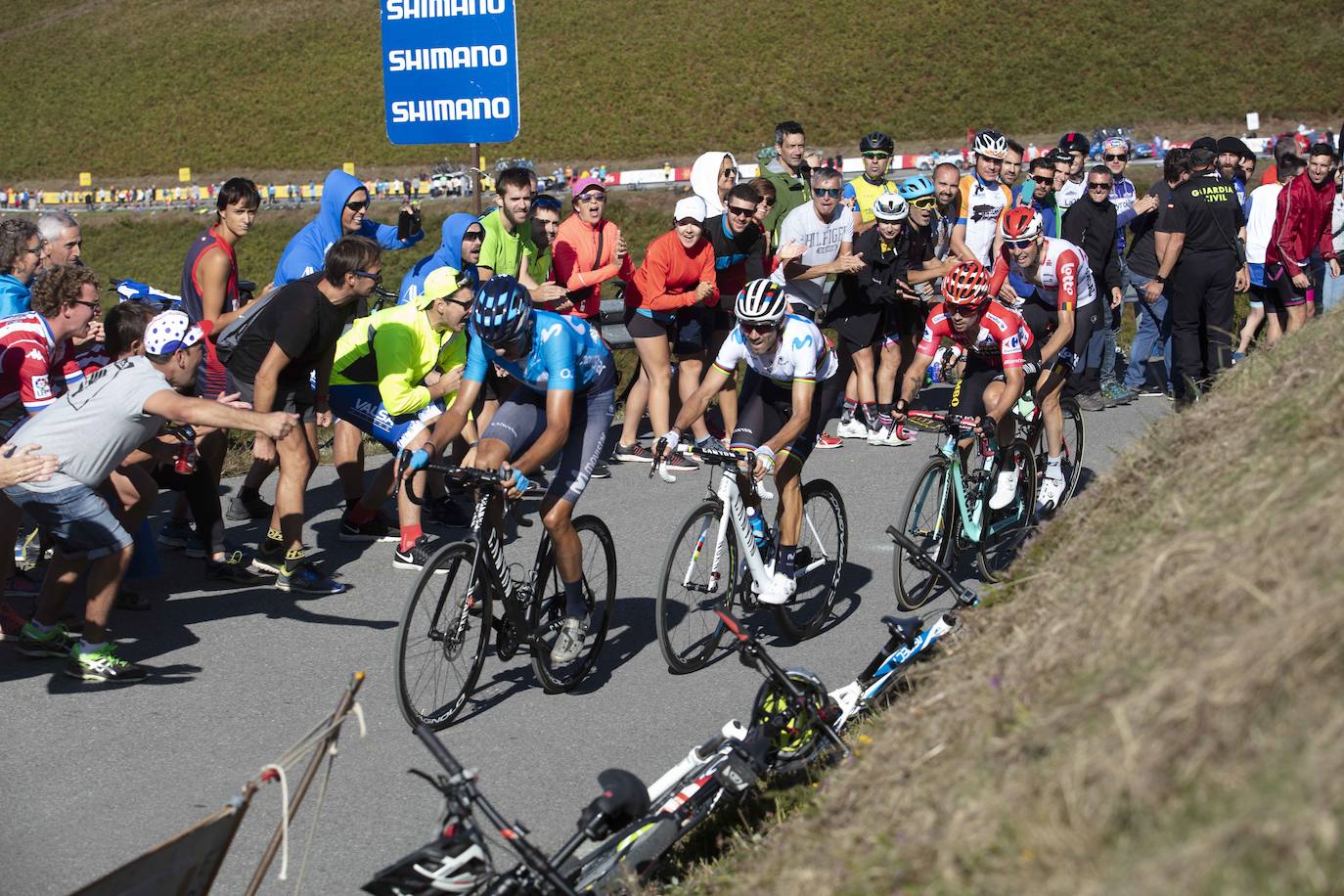 Cientos de aficionados disfrutaron de la llegada de la Vuelta Ciclista a Cangas del Narcea. En el Acebo, cientos de banderas de Asturias dieron colorido azul y amarillo a los últimos metros del recorrido.