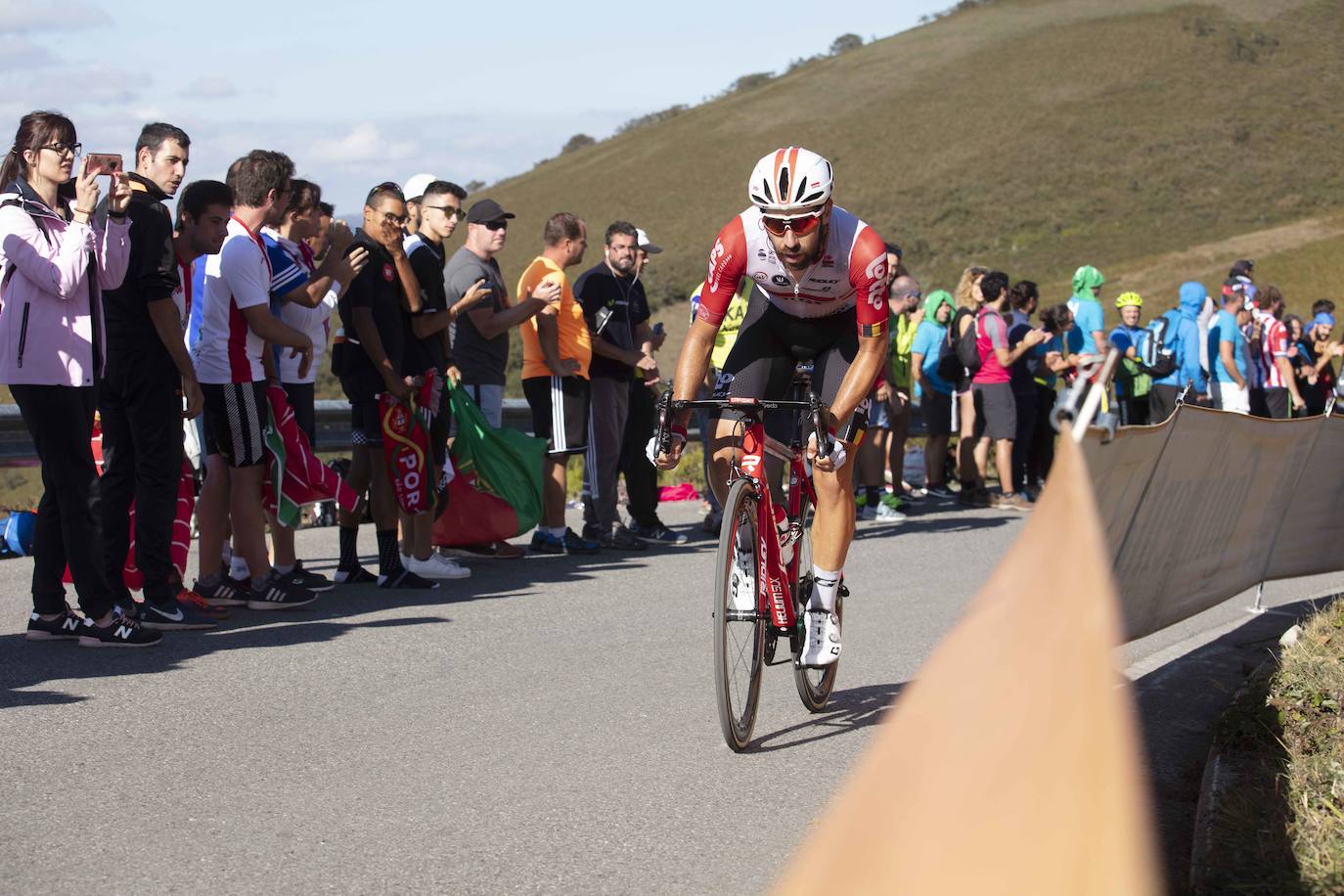Cientos de aficionados disfrutaron de la llegada de la Vuelta Ciclista a Cangas del Narcea. En el Acebo, cientos de banderas de Asturias dieron colorido azul y amarillo a los últimos metros del recorrido.