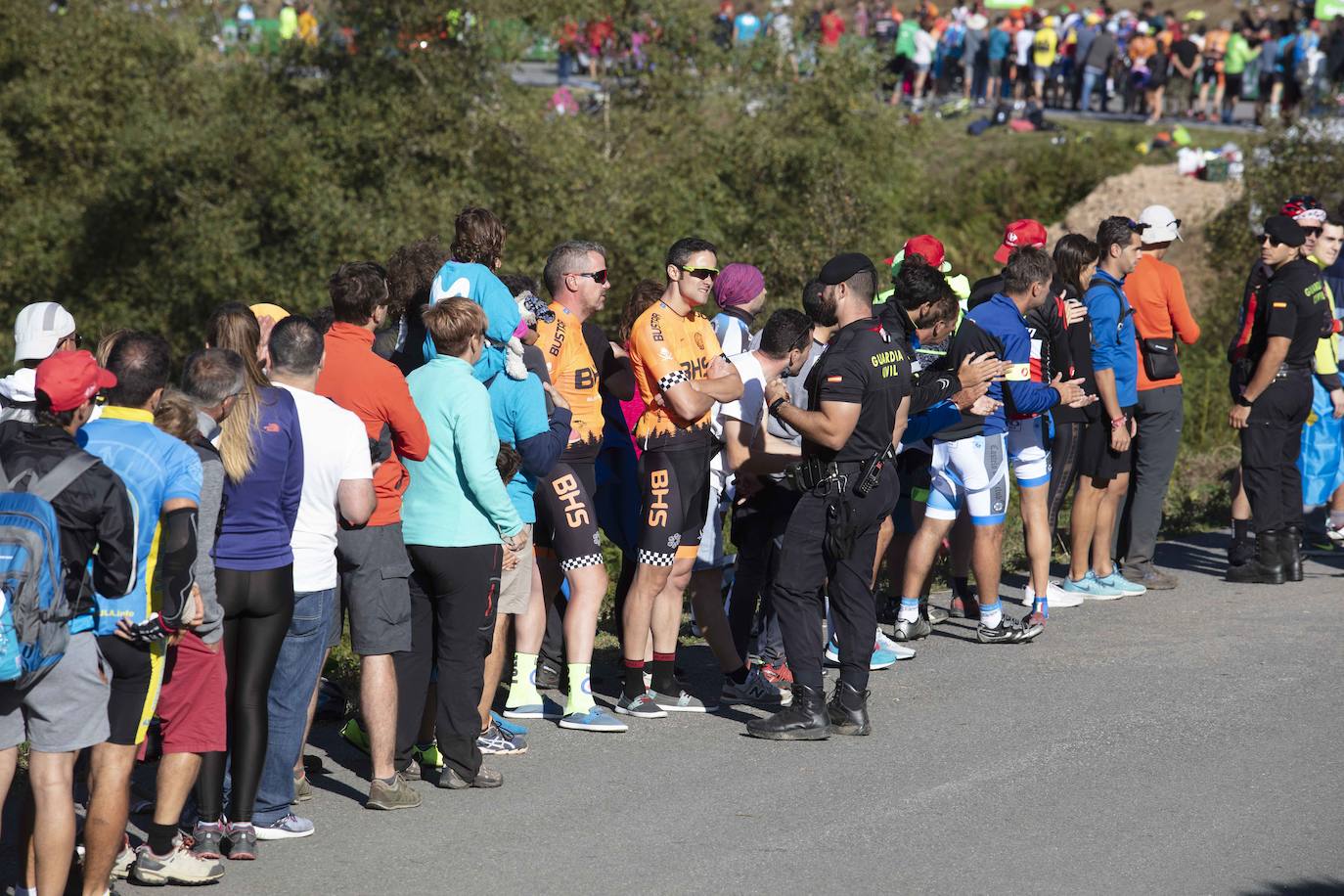 Cientos de aficionados disfrutaron de la llegada de la Vuelta Ciclista a Cangas del Narcea. En el Acebo, cientos de banderas de Asturias dieron colorido azul y amarillo a los últimos metros del recorrido.