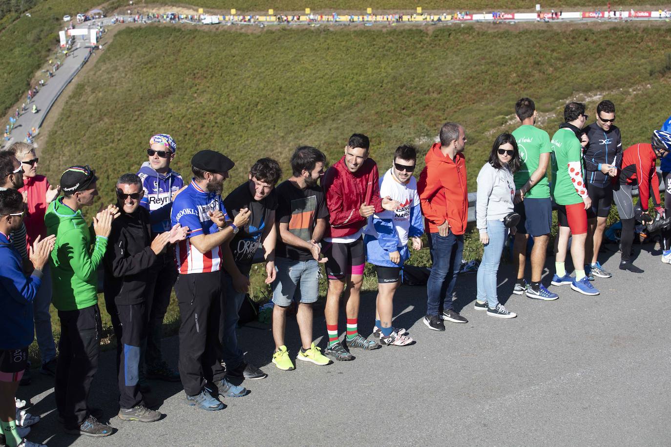 Cientos de aficionados disfrutaron de la llegada de la Vuelta Ciclista a Cangas del Narcea. En el Acebo, cientos de banderas de Asturias dieron colorido azul y amarillo a los últimos metros del recorrido.