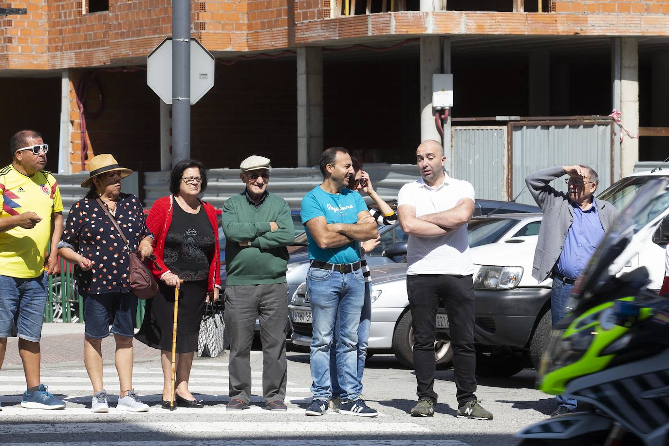 Cientos de aficionados disfrutaron de la llegada de la Vuelta Ciclista a Cangas del Narcea. En el Acebo, cientos de banderas de Asturias dieron colorido azul y amarillo a los últimos metros del recorrido.